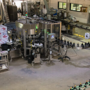 rum-bottling-line-at-the-ron-barcelocc81-factory-santo-domingo-dominican-republic